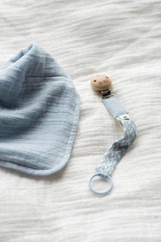 BIBS Pacifier clip - Baby Blue/Ivory - Kollektive Wholesale Portal